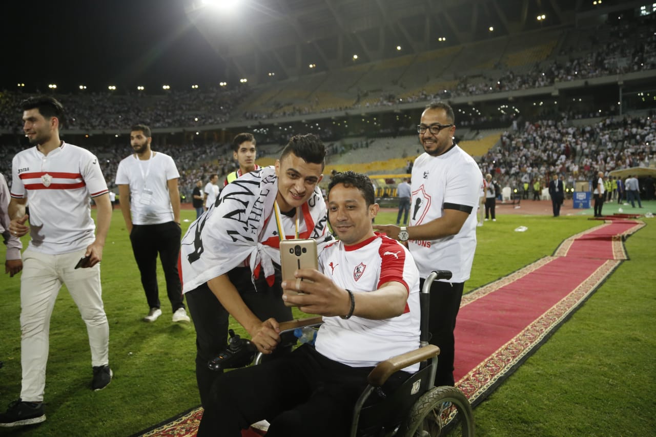 عمر السعيد مع أحد المشجعين ذو الإحتياجات الخاصة