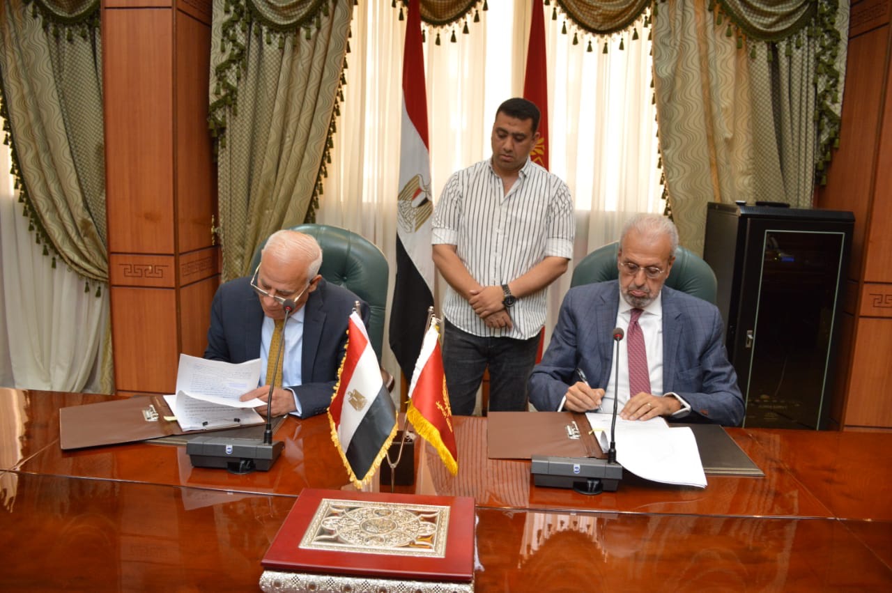 محافظ بورسعيد أثناء توقيعة عقد تمليك مصنع حديد التسليح (2)