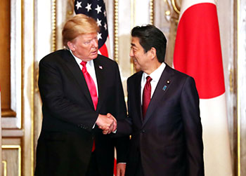 ترامب يصافح رئيس وزراء اليابان