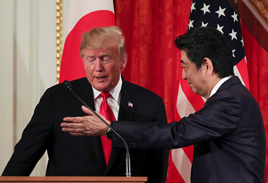 رئيس الوزراء اليابانى يرحب بالرئيس الأمريكى