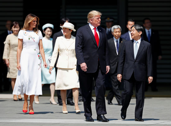 حوار ودى بين ترامب وامبراطور اليابان