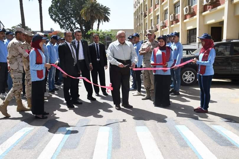 رئيس جامعة عين شمس يفتتح أول مطب ثلاثى الأبعاد بالحرم الرئيسى للجامعة (1)