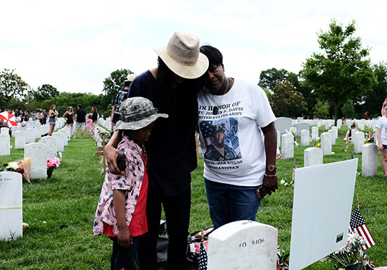 الولايات المتحدة تحيى يوم المحاربين القدامى بمقبرة آرلينجتون الوطنية (9)