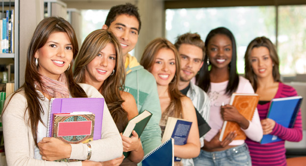 الطلاب يبحثون عن المنح والقروض للالتحاق بجامعات أمريكا