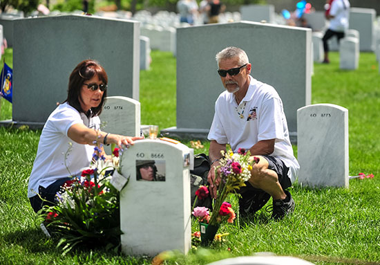 الولايات المتحدة تحيى يوم المحاربين القدامى بمقبرة آرلينجتون الوطنية (8)