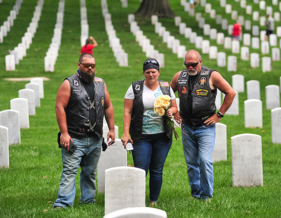 الولايات المتحدة تحيى يوم المحاربين القدامى بمقبرة آرلينجتون الوطنية (13)