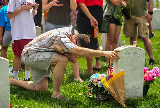 الولايات المتحدة تحيى يوم المحاربين القدامى بمقبرة آرلينجتون الوطنية (4)