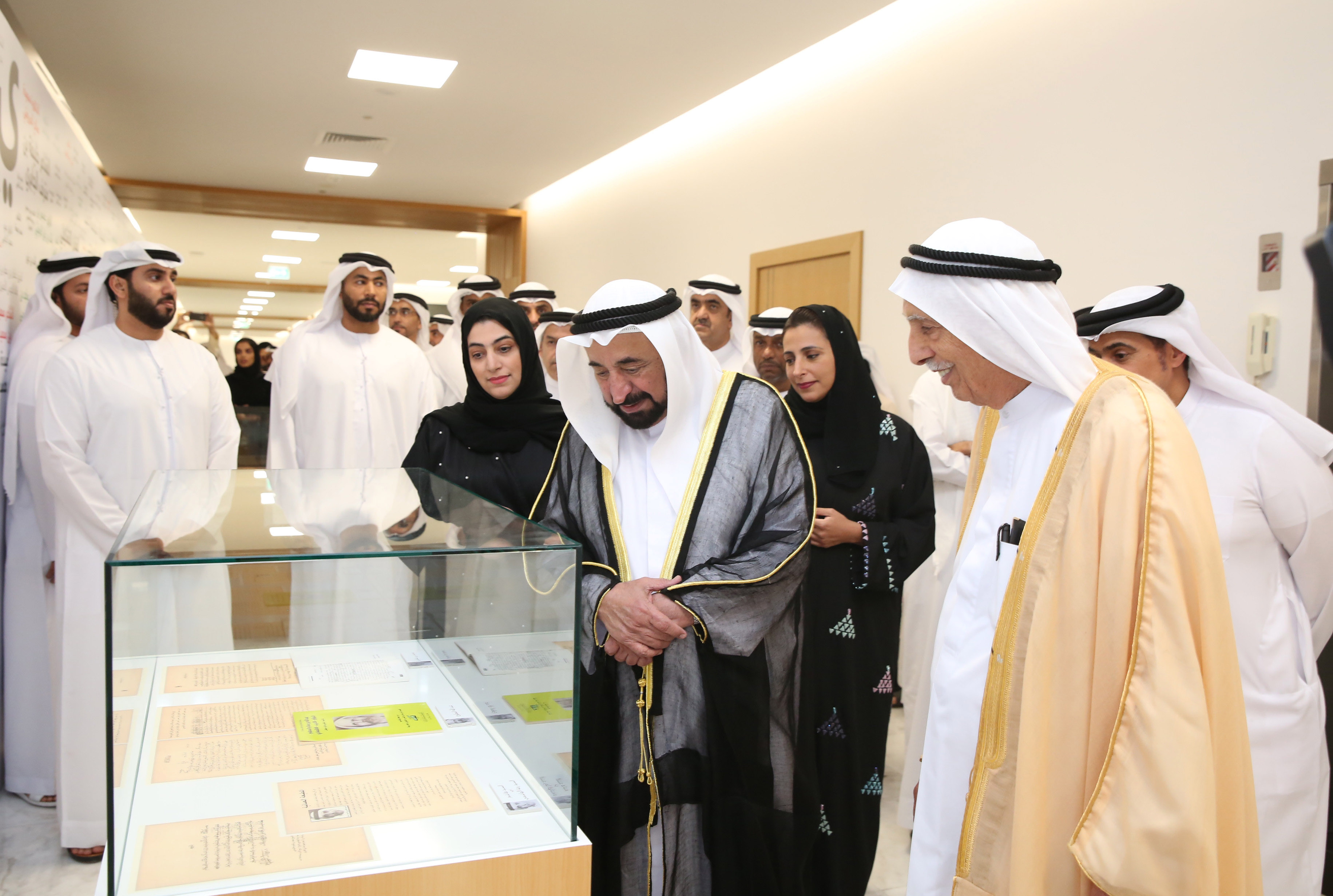 الشيخ الدكتور سلطان القاسمى حاكم الشارقة خلال افتتاح معرض الكتاب الإماراتى (10)