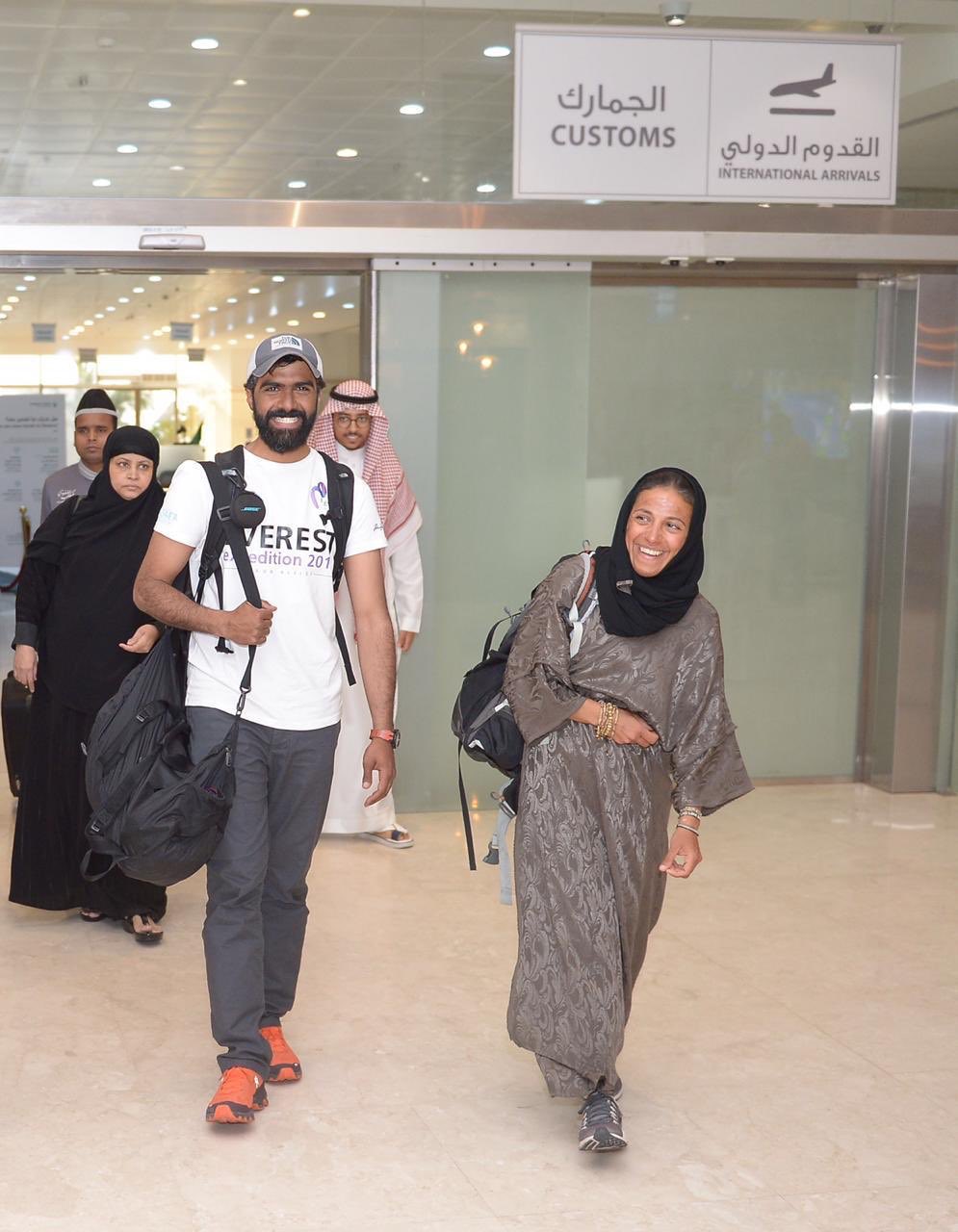 المتسلقان السعوديان فور وصولهما مطار جدة