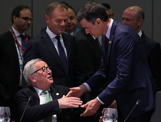 رئيس المفوضية الأوروبية جان كلود يونكر يصافح رئيس الوزراء الأسبانى