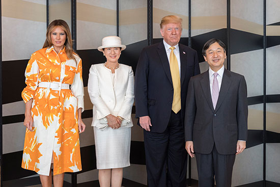 ترامب وقرينته يودعان امبراطور اليابان (2)