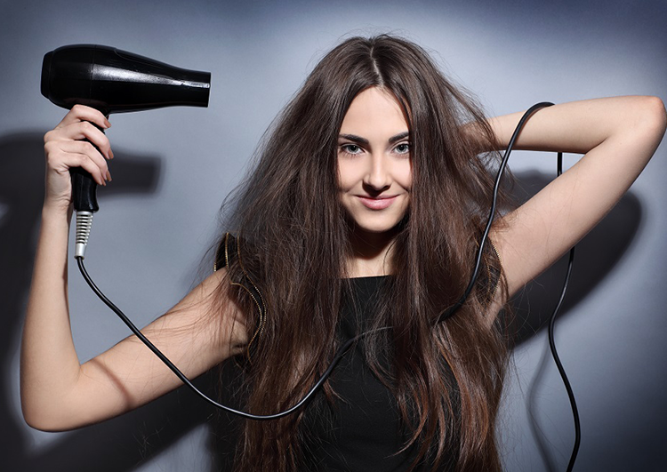 تجنبى استخدام السيشوار في جفاف شعرك.