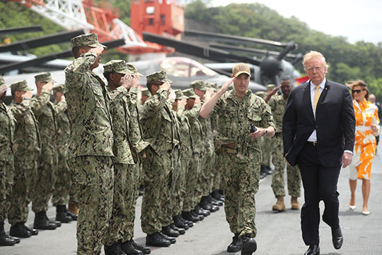 ترامب يزور أكبر سفينة حربية فى اليابان