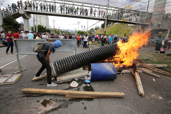 المتظاهرون يشعلون النار فى القمامة