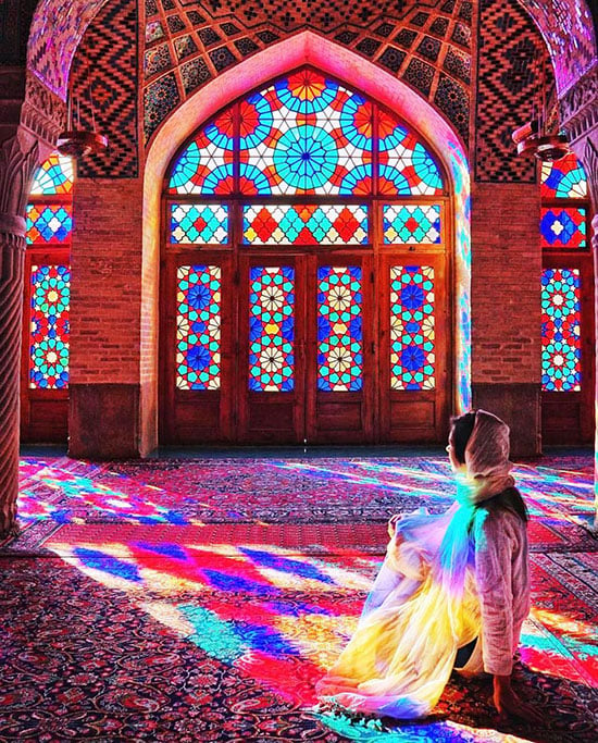 صورة بألوان مبهرة من داخل مسجد بالإمارات