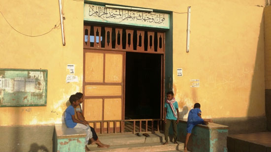 الأطفال-أمام-المسجد