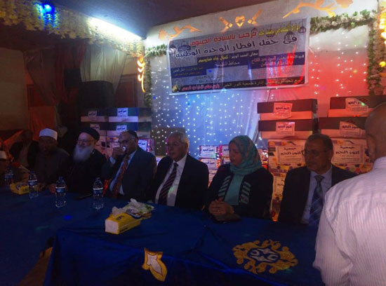 مسلمون ومسيحيون على مائدة إفطار الوحدة الوطنية بميت غمر  (16)