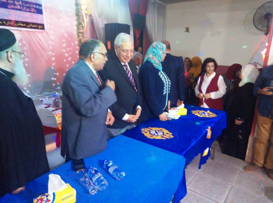 مسلمون ومسيحيون على مائدة إفطار الوحدة الوطنية بميت غمر  (17)