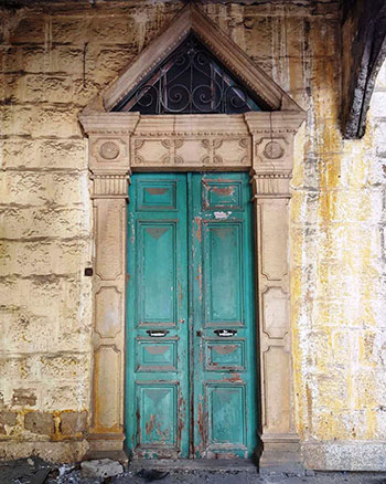 باب منزل مهجور فى بيروت