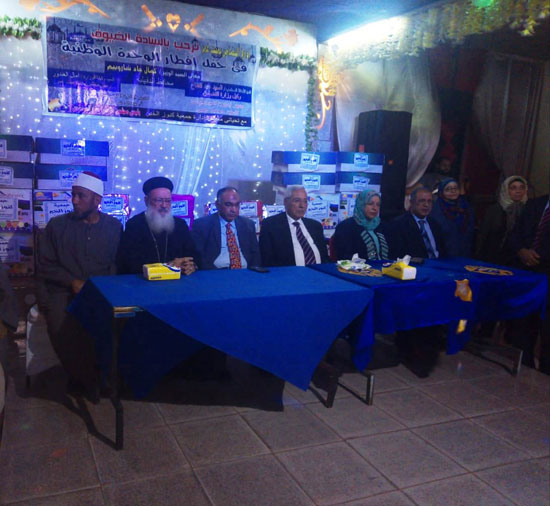 مسلمون ومسيحيون على مائدة إفطار الوحدة الوطنية بميت غمر  (5)