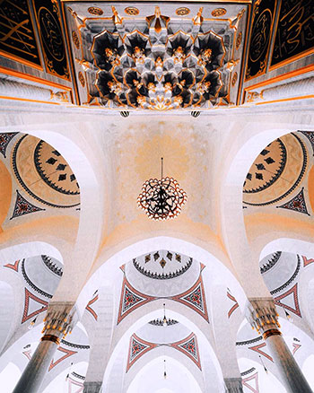 مصور باكستانى يبرزع روعة المساجد فى الإمارات