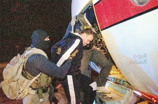 المخابرات العامة المصرية تتسلم الارهابي هشام عشماوي من ليبيا 77288-الإرهابى-هشام-عشماوى-(17)