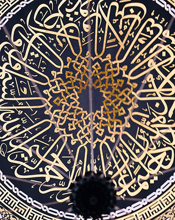 مصور يبرز جمال الخط العربى داخل المساجد