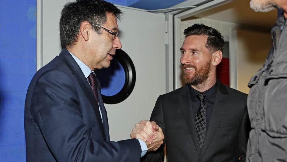 ميسي مع بارتوميو رئيس برشلونة