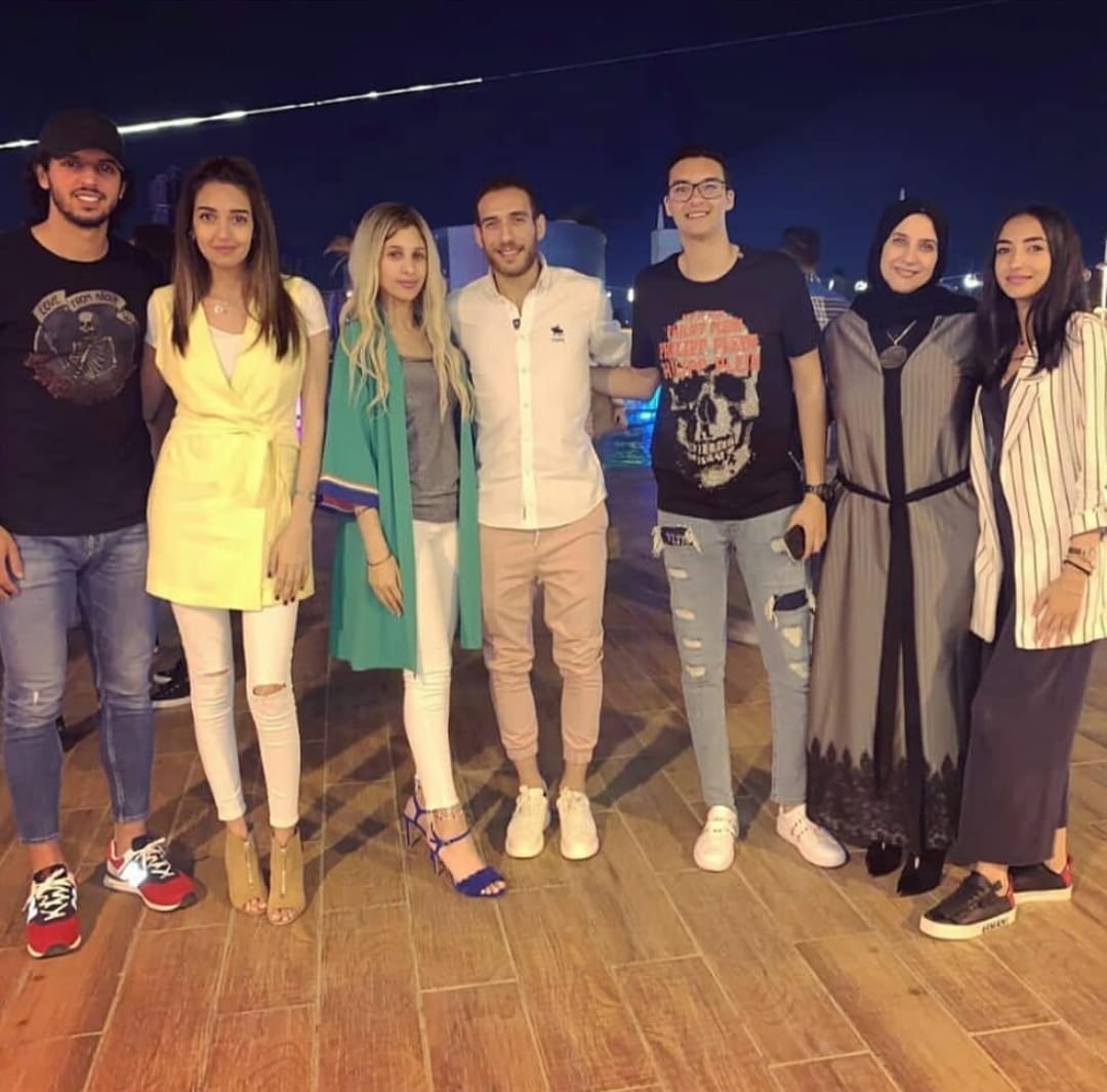 هشام محمد وزوجته يمنى مع حبية زوجة عمرو بركات وعائلتها