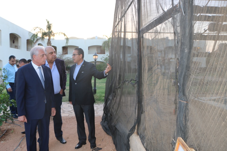 محافظ جنوب سيناء يتفقد احد المزارع الاورجانيك بشرم الشيخ (1)