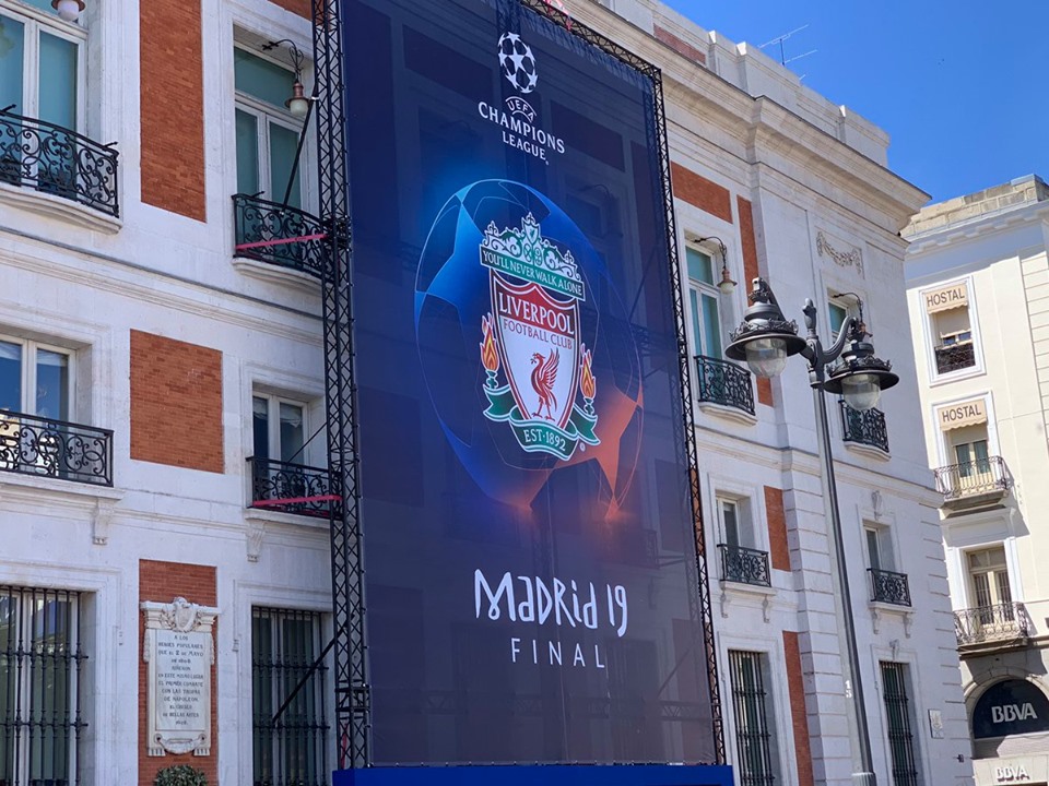 شعار ليفربول فى العاصمة الأسبانية مدريد