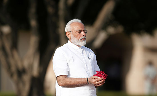 رئيس الوزراء الهندى يضع الورود على نصب المهاتما غاندى التذكارى (3)