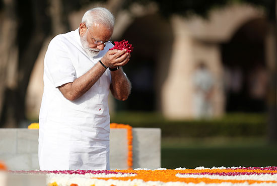 رئيس الوزراء الهندى يضع الورود على نصب المهاتما غاندى التذكارى (5)