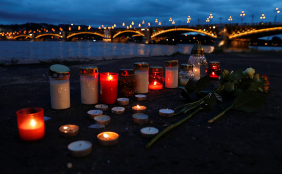 وقفة بالشموع على ضحايا انقلاب باخرة سياحية بالمجر (2)