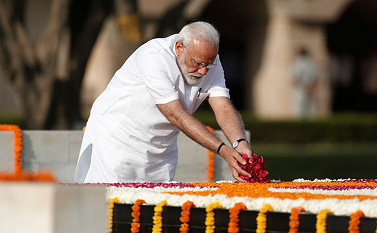 رئيس الوزراء الهندى يضع الورود على نصب المهاتما غاندى التذكارى (6)