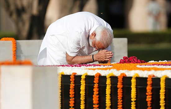 رئيس الوزراء الهندى يضع الورود على نصب المهاتما غاندى التذكارى (4)