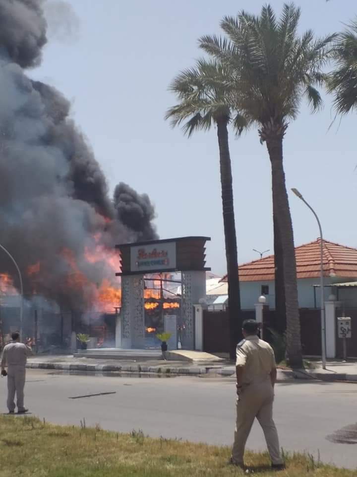 حريق هائل بمحلات فود كورت برأس البر (4)