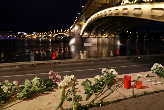 وقفة بالشموع على ضحايا انقلاب باخرة سياحية بالمجر (10)