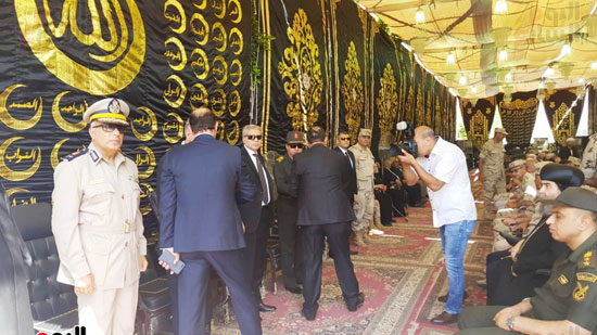 القيادات التنفيذية والشعبية تصل مسجد عمر مكرم للصلاة على مدير أمن أسيوط (1)