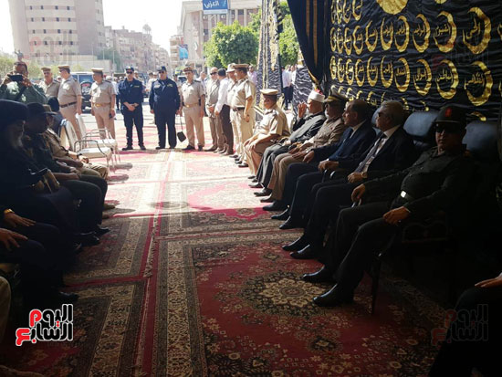 القيادات التنفيذية والشعبية تصل مسجد عمر مكرم للصلاة على مدير أمن أسيوط (13)
