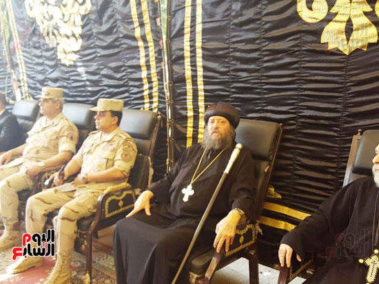 القيادات التنفيذية والشعبية تصل مسجد عمر مكرم للصلاة على مدير أمن أسيوط (12)