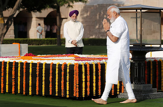 رئيس الوزراء الهندى يضع الورود على نصب المهاتما غاندى التذكارى (7)