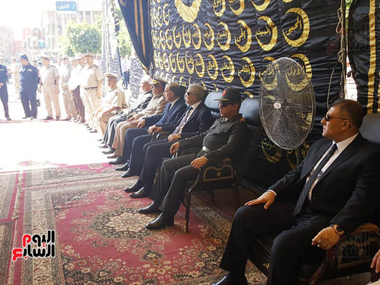 القيادات التنفيذية والشعبية تصل مسجد عمر مكرم للصلاة على مدير أمن أسيوط (11)