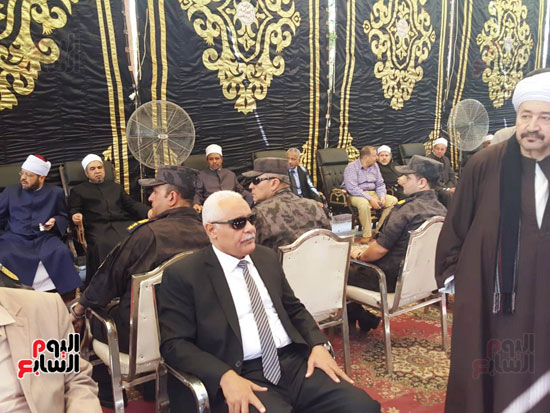 القيادات التنفيذية والشعبية تصل مسجد عمر مكرم للصلاة على مدير أمن أسيوط (5)