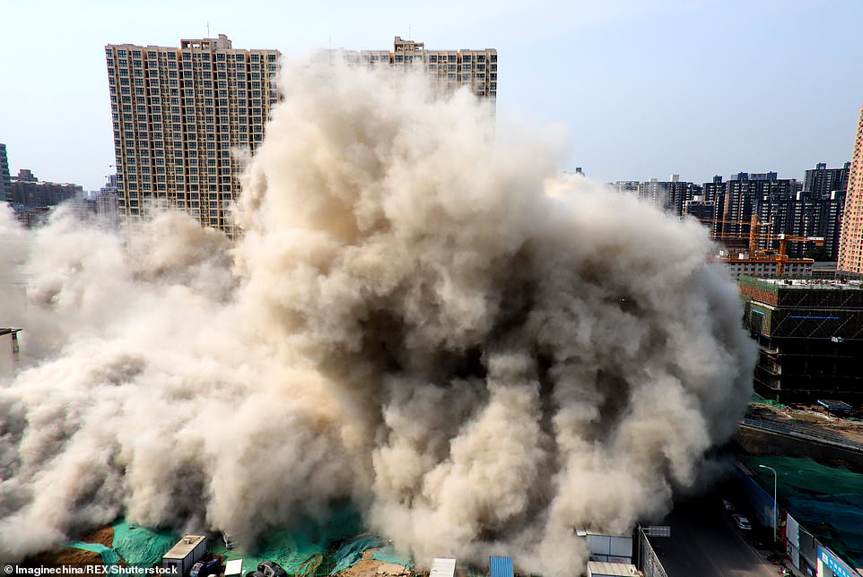 تفجير برجين مخالفين فى الصين بـ 1.1 طن متفجرات (4)
