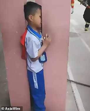 طفل صينى رأسه عالقة بين عمودين خراسنه (4)