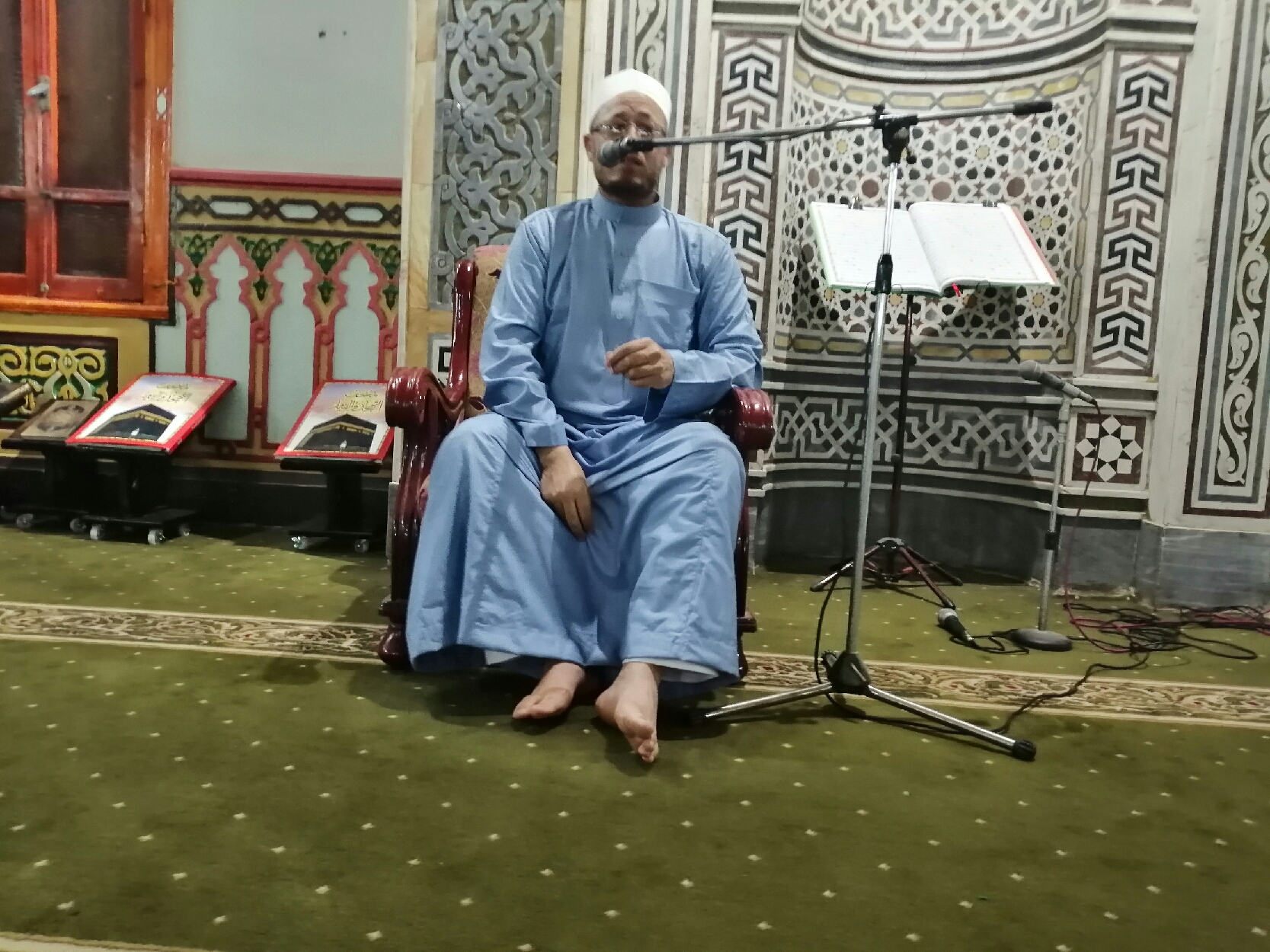 الشيخ صالح يتلو القرآن  بالقراءات العشر عقب صلاة التراويح