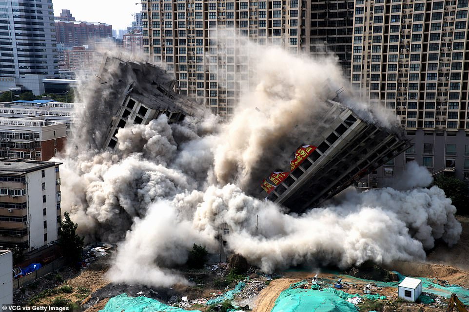 تفجير برجين مخالفين فى الصين بـ 1.1 طن متفجرات (2)