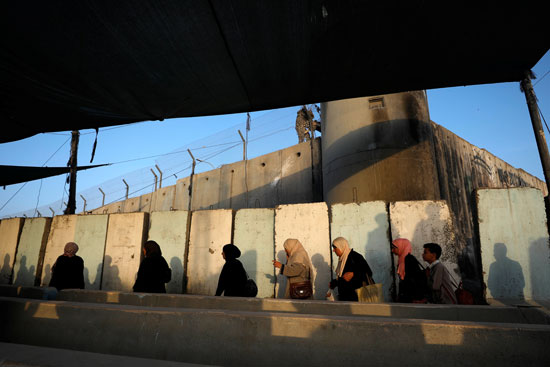 فلسطينيون يعبرون معبر للوصول للمسجد الأقصى