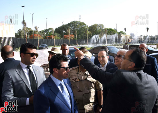 رئيس الوزراء يتفقد استاد القاهرة (5)
